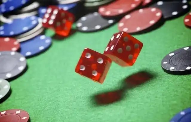 Pengguna memeriksa catatan transaksi pribadi